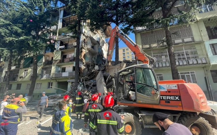 Batumi şəhərində binanın uçması nəticəsində ölənlərin sayı artıb