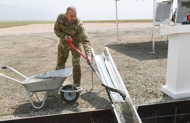 Prezident Hadrutda yeni məscidin təməlini qoydu Prezident Hadrutda yeni məscidin təməlini qoydu