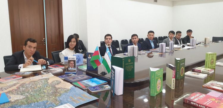 Ölkəmizə dair zəngin kitab kolleksiyası Özbəkistanda universitetə hədiyyə edilib