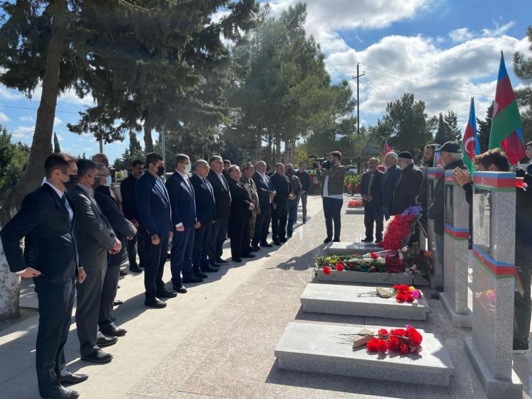 Şəhid Əliyev İbrahimin doğum günü məzarı önündə qeyd olunub - FOTO