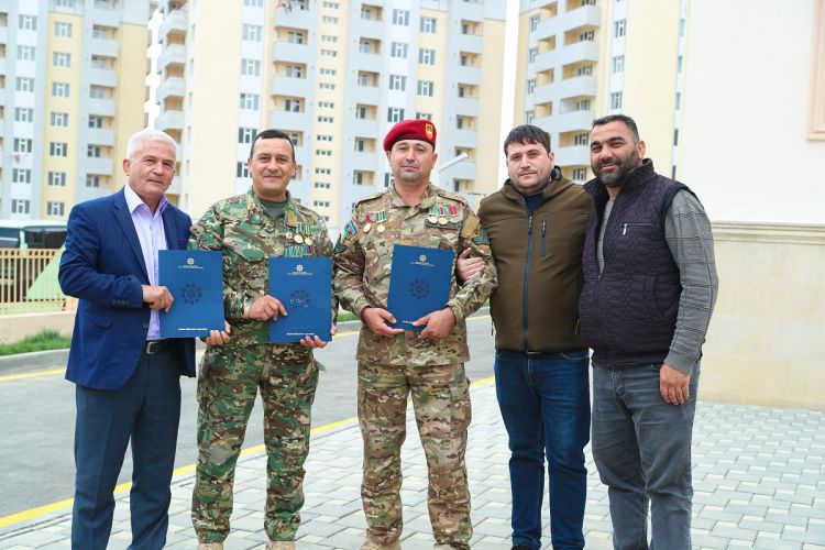 Şəhid ailələri və müharibə əlillərinə daha 50 mənzil verilib -  FOTO