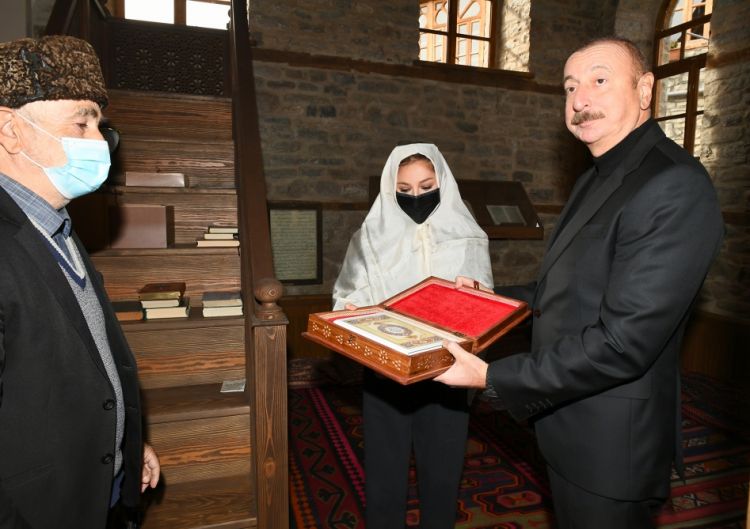 Lahıcda Prezidentə “Qurani-Kərim” hədiyyə edildi -  VİDEO