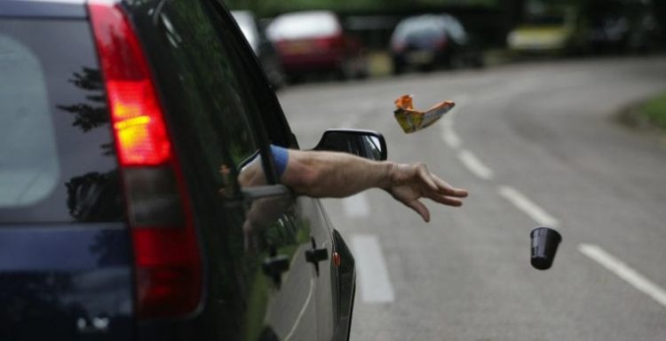 Maşından zibil atanlara yol polisindən  ÇAĞIRIŞ