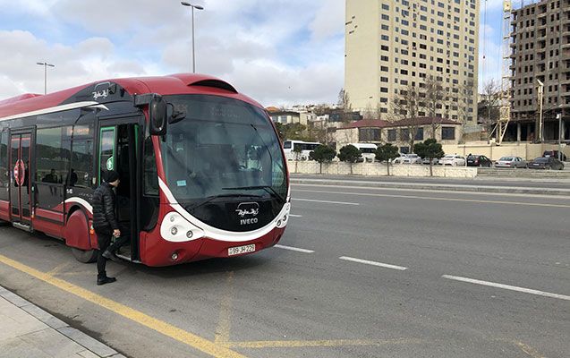 Bakıda sərnişin avtobusu qəzaya uğrayıb: Xəsarət alan var