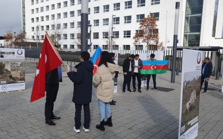 BMT-nin Bonndakı qərargahı qarşısında Zəfər Günü münasibətilə fotosərgi keçirilib