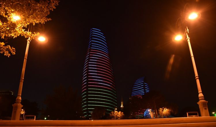 Bakıda binalar Azərbaycan bayrağı ilə işıqlandırıldı -  FOTO