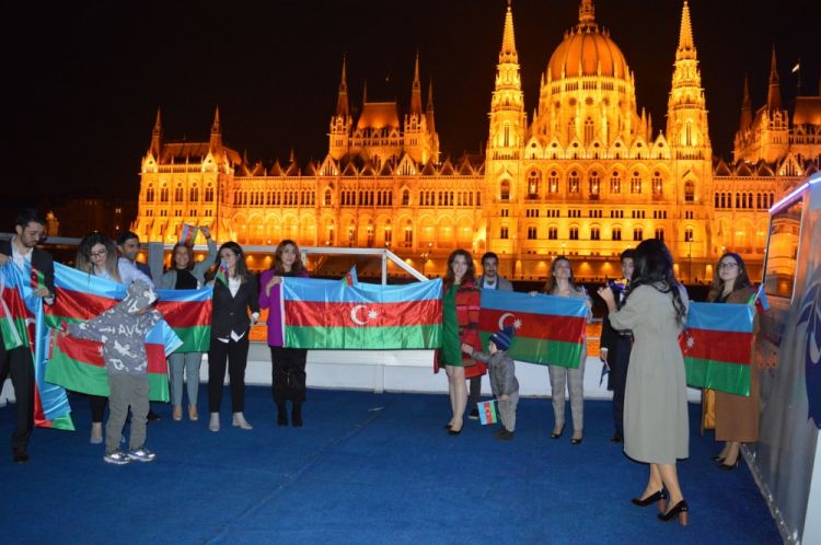 Budapeştdə Dunay çayı üzərində Zəfər Günü tədbiri - FOTO