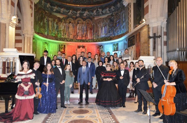 Romada Zəfər Günü münasibətilə kilsədə konsert keçirilib -  FOTO Romada Zəfər Günü münasibətilə kilsədə konsert keçirilib -  FOTO