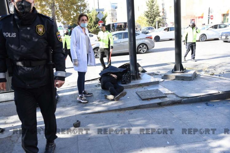 Bakıda səkidə dayanan qadının dəhşətli ölümü -  FOTO