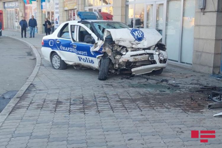 Gəncədə polis maşını mağazaya girib, bir nəfər ölüb