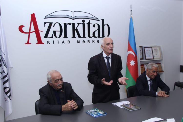 Canlı əfsanə Hacı Əkbər Rüstəmovun “Vətən” kitabı və ona həsr edilmiş poema təqdim olundu – FOTO