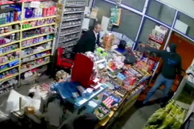 Türkiyədə mağaza sahibinə silahlı hücum edildi –  ANBAAN VİDEO