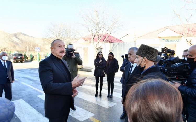 "Bizə tarix versinlər, Zəngəzur dəhlizi nə vaxt açılacaq..." -  İlham Əliyev "Bizə tarix versinlər, Zəngəzur dəhlizi nə vaxt açılacaq..." -  İlham Əliyev