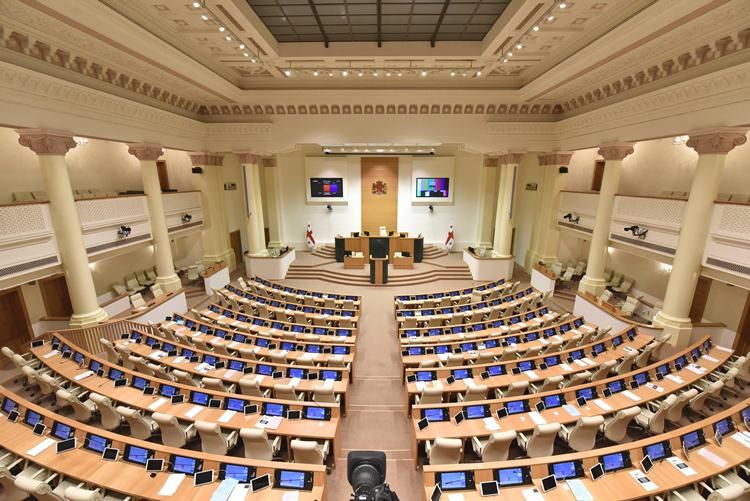 Gürcüstan parlamenti üzvlərinin maaşı
