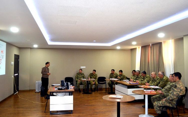 Müdafiə Nazirliyi və BQXK hərbçilər üçün seminar keçirib Müdafiə Nazirliyi və BQXK hərbçilər üçün seminar keçirib