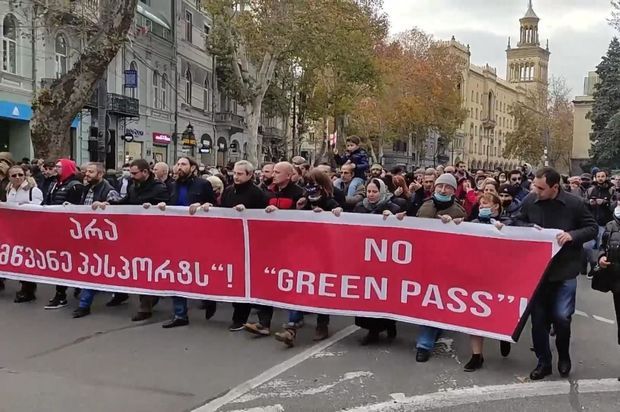 Tbilisidə COVID pasportları əleyhdarları aksiya keçirib  Tbilisidə COVID pasportları əleyhdarları aksiya keçirib