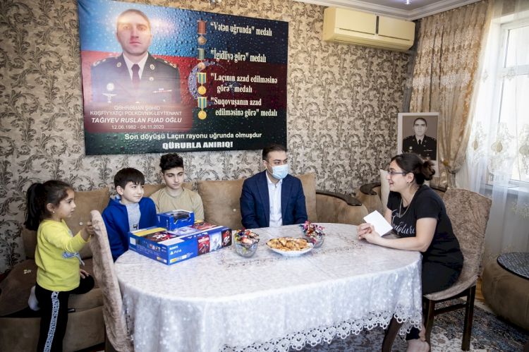 Anar Bayramov şəhid polkovnik-leytenant Ruslan Tağıyevin ailəsini ziyarət edib -  FOTO