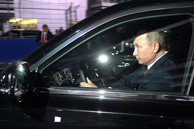 Putinin zirehli “AURUS”u, Kremlin xüsusi təyinatlı qarajı -  VİDEO