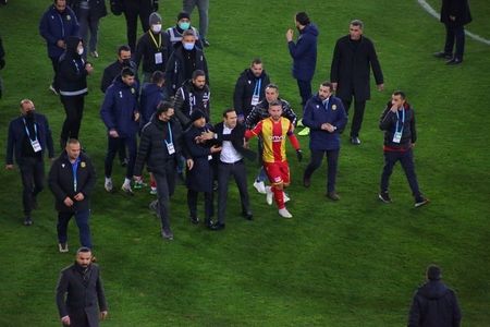 Türkiyə klubunun prezidenti meydana girərək baş hakimə hücum çəkib - VİDEO Türkiyə klubunun prezidenti meydana girərək baş hakimə hücum çəkib - VİDEO