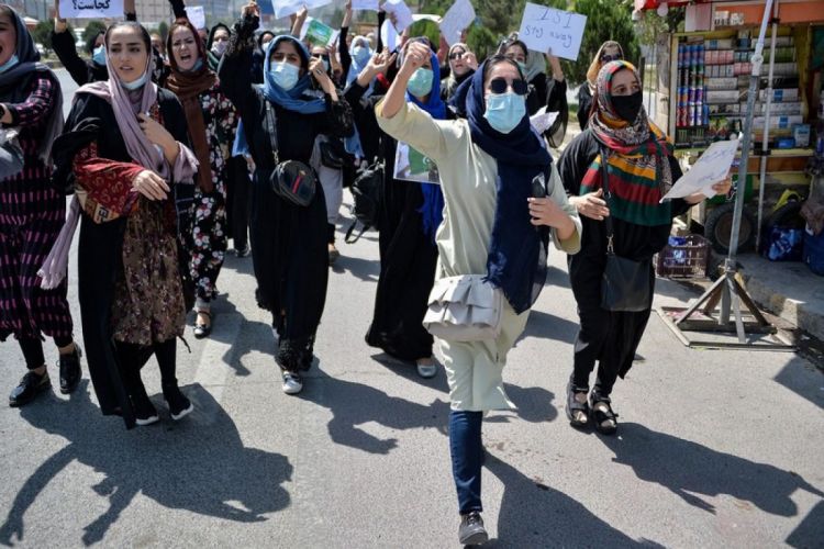 Taliban Kabildə qadınlara atəş açıb