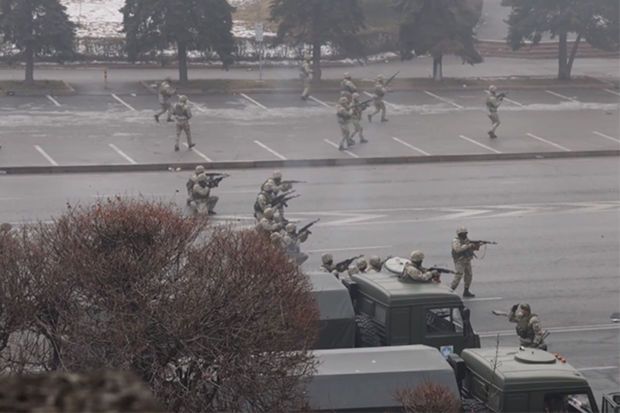 Almatıda hərbçilərin etirazçılara qarşı əməliyyat görüntüləri -  VİDEO