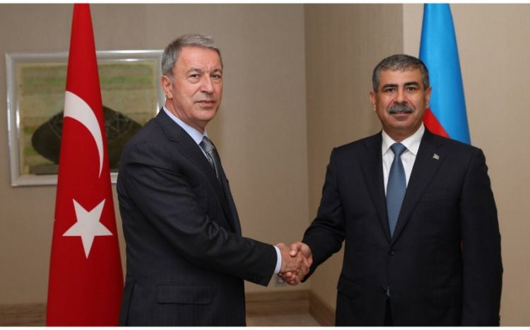 Azərbaycan və Türkiyə müdafiə nazirləri arasında telefon danışığı olub Azərbaycan və Türkiyə müdafiə nazirləri arasında telefon danışığı olub