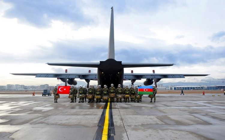 Azərbaycan hərbçiləri Türkiyədə paraşüt təlimlərində iştirak ediblər Azərbaycan hərbçiləri Türkiyədə paraşüt təlimlərində iştirak ediblər