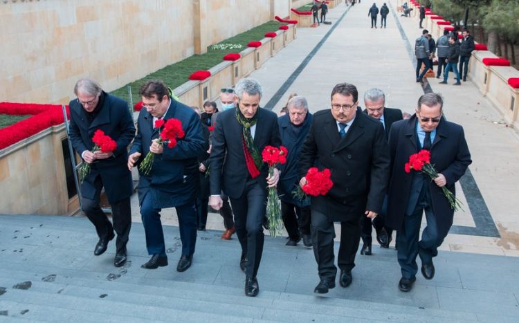 Aİ səfiri 20 Yanvar şəhidlərinin ailələrinə başsağlığı verdi