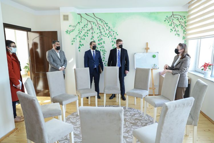 ABŞ səfirinin müavini Sığınacaq və Sosial Reabilitasiya Müəssisəsi ilə tanış olub