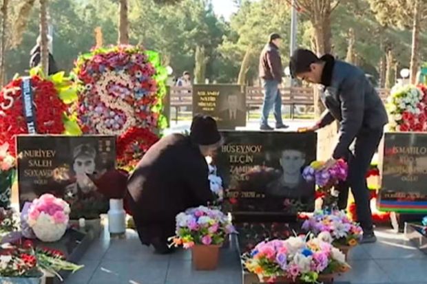 Sumqayıt sakini hər gün şəhidlərin məzarlarını təmizləyir -  VİDEO