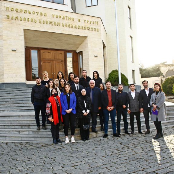 Gənc azərbaycanlı jurnalistlər Ukraynanın Gürcüstandakı səfiri ilə görüşüblər -  FOTO