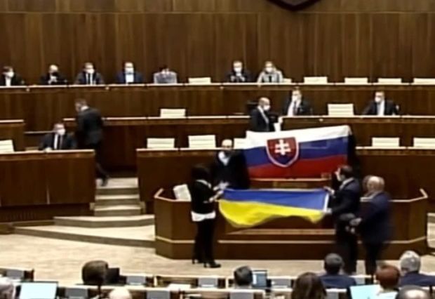 Ukrayna bayrağı Slovakiya parlamentində davaya səbəb oldu -  VİDEO