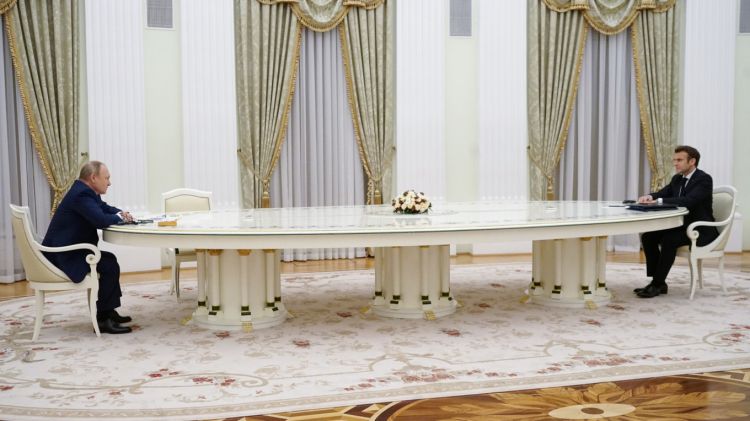 Putin Makrondan buna görə uzaq oturubmuş –  Səbəb