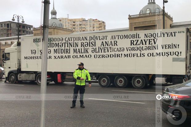 TIR sürücüləri paytaxtda mərkəzi yolu bağladılar -  FOTO/VİDEO