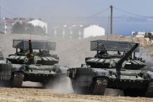 Ukrayna ordusu Rusiya tanklarının Kiyevə irəliləyişini dayandırmaq üçün körpünü partlatdı -  FOTO