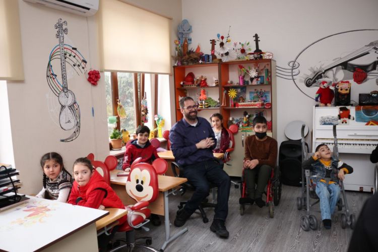 Bill Piters 1 saylı Uşaq Reabilitasiya Mərkəzində olub