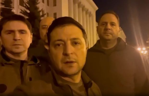 Zelenski hökumət üzvləri ilə birgə küçədən paylaşım etdi:  “Biz buradayıq” - VİDEO