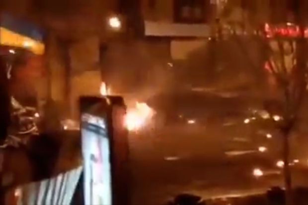 Kiyevlilər “Molotov kokteyl”ləri ilə Rusiya tanklarına od vurdular -  VİDEO