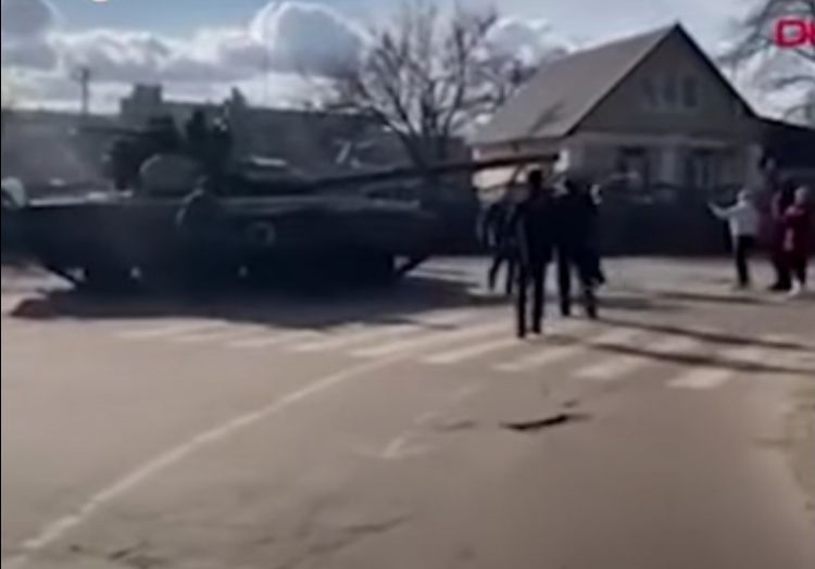 Ukraynalı sakinlər rus tanklarının qarşısını kəsdi -  VİDEO