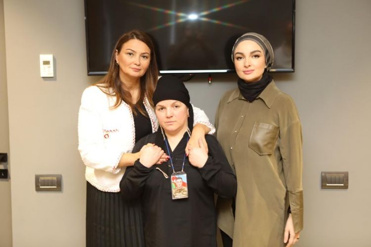 Qənirə Paşayeva şəhid İlkin Ağakişiyevin anası ilə görüşüb