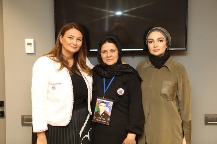 Qənirə Paşayeva şəhid Cəmil Həşimlinin anası ilə görüşüb.