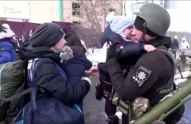 İrpendən ürək parçalayan görüntülər: Ukraynalı polis körpə oğlu ilə vidalaşır -  VİDEO