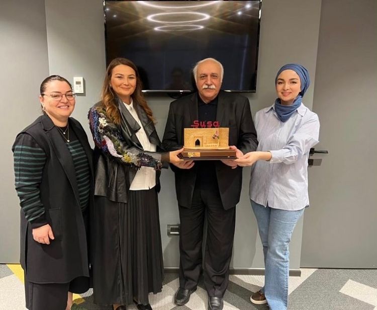 Qənirə Paşayeva Eldar Mansurovu yubileyi münasibətilə təbrik edib