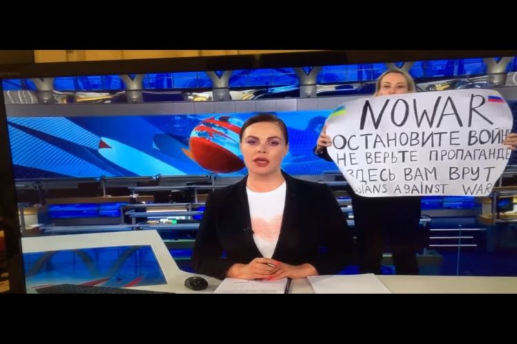 Rusiyanda canlı efirdə insident: plakatda "Yalan danışırlar!" yazıldı - VİDEO