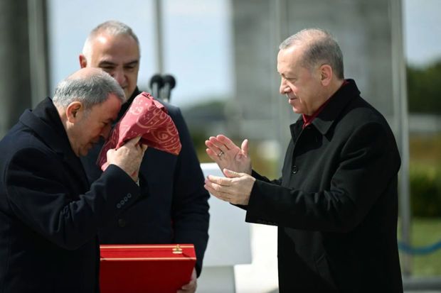 Osmanlı dövlətinin 130 illik döyüş bayrağı Ərdoğana təqdim olundu -  FOTO