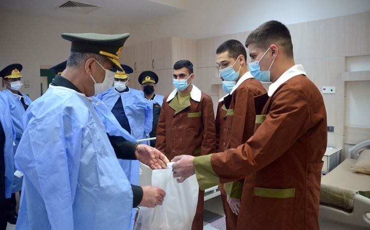 Zakir Həsənov hospitalda əsgərlərlə görüşüb -  VİDEO