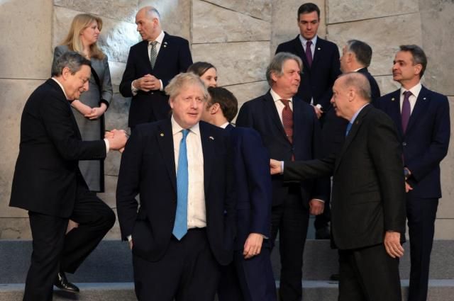 NATO zirvəsi yaddan çıxdı, Conson gündəm oldu -  FOTO
