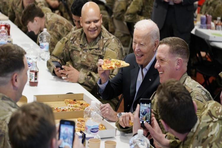 Bayden Polşada hərbçilərlə görüşüb pizza yedi -  FOTO/VİDEO
