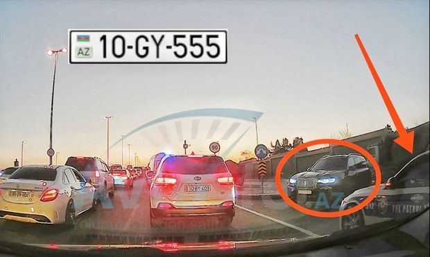 Azərbaycanda məmur maşını yol polisinin üstünə sürdü -  VİDEO