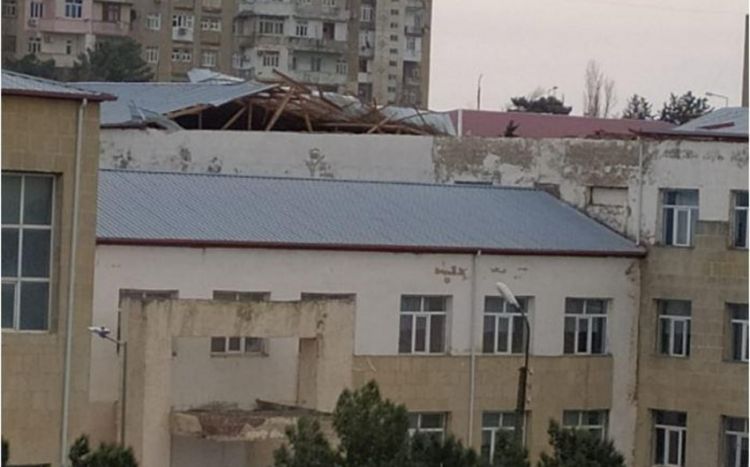 Güclü külək Bakıda məktəbin dam örtüyünü zədələyib